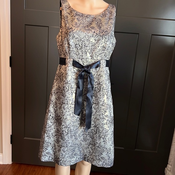 Women’s formal dress. - Picture 1 of 5